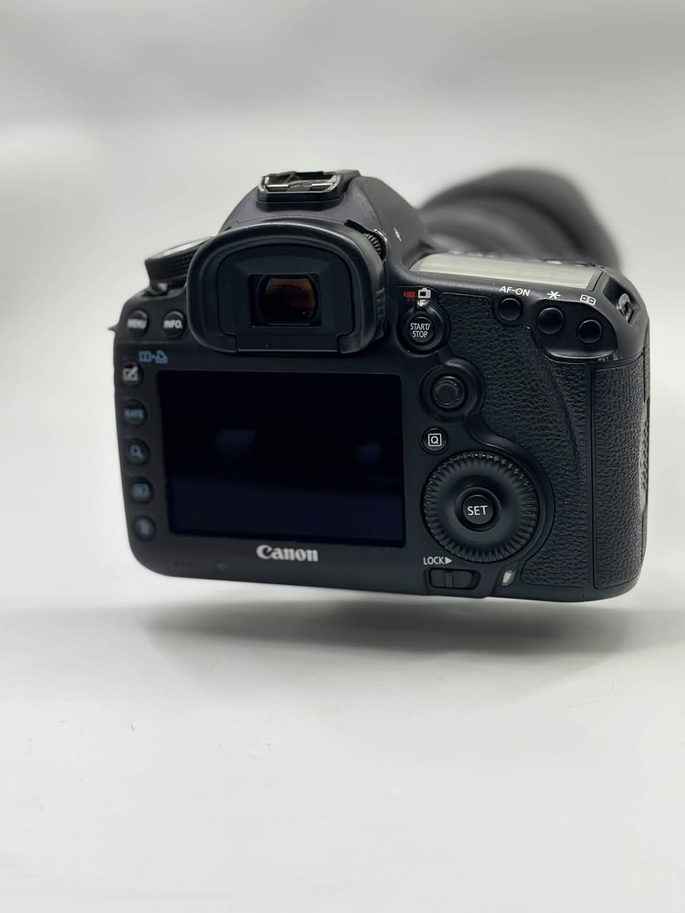 كأمره كانون   (💣 ✨5D-lll 📸💣) نضافه 99/100 كامل ملحقات
مع عدسه 70-200 فتحه 2.8
2- حقيبه 💫
3- حزام كتف✅
4- شاحنه اصليه ✅
5 بطاريه اصليه ✅
الدفع بعد ال فحص و القناعه التامه 
 ***********
