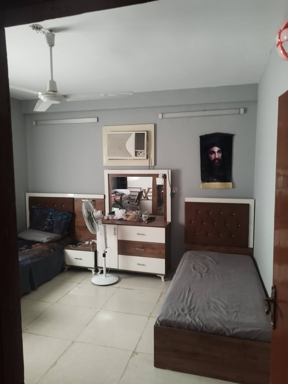 شقه للبيع عمارات سكنيه مدينة الصدر مدفوعه الثمن مقابل المحكمه  طابق وسط اول بلشقق الخضر مساحه ١٥٠ تقريبا ثلاث غرف نوم وصاله كبيره ومطبخ وحمام  وصحيات عدد ٢  استفسار ***********
