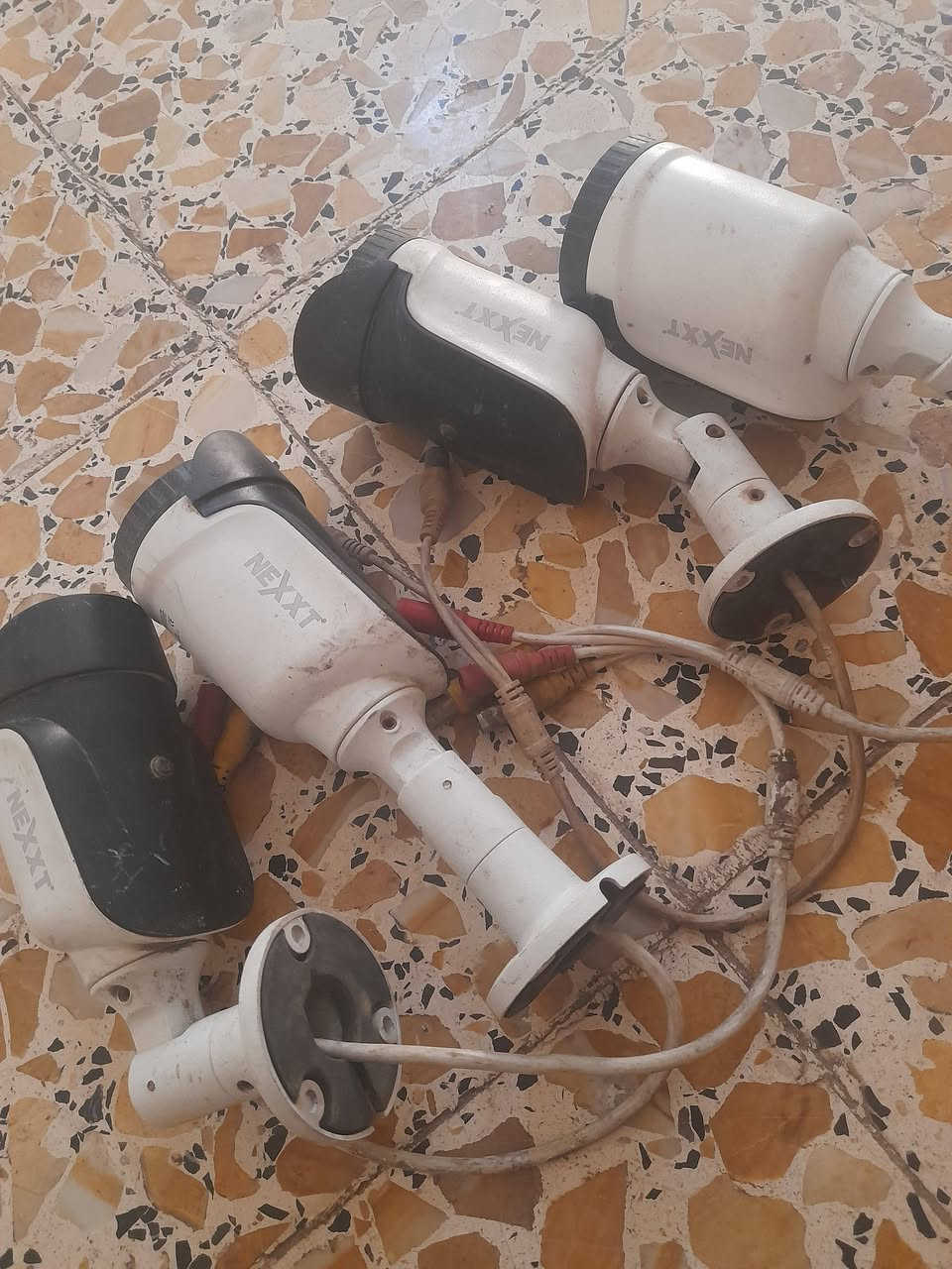 كامرات عدد ٤ للبيع شرط الشغل ٤٠ ألف نهايتهم بدون وايرات ***********
