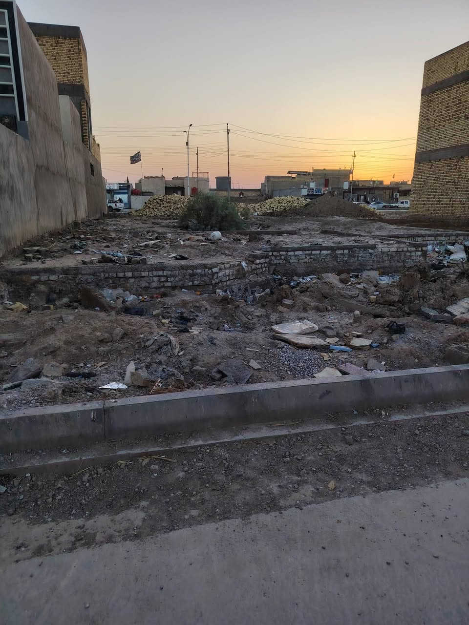 السلام عليكم قطعه مبنيه بتلو للبيع مساحتها 250 متر طابو صرف قريبة عله فوج الطوارئ وبضهرها شارع اربعين السايدين  وبيها خدمات عامه وشارعها تبليط للستفسار الاتصال عله الرقم ***********
