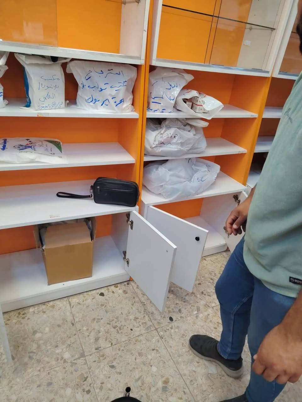السلام عليكم
فاترينات للبيع 
قسم منهن وجه وظهر رفوف 
وقسم بيهن ملحق اضافي خانات بوب فوقهن
بغداد الكرخ 
***********
