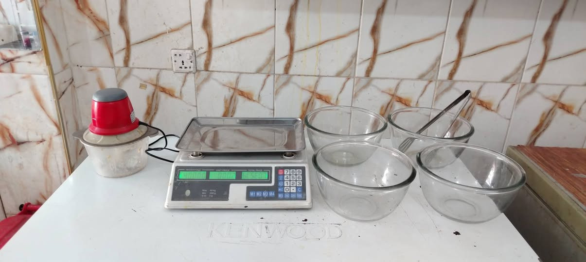 السلام عليكم غراض مطعم كباب للبيع
1...منقله كباب متر ونص  تفصال استيل
2...ميز تفصال مترين ونص استيل
3...عارضه جام متر ونص استيل
4..مثرامه حجم 32 فافون شرط عل فحص
5...عارضه براد 6 قدم اخو الجديد
6...اشياش كباب مغلون أصلي 120 شيش 
كمفيره + كاونتر سنگ + تخته لحم +ميزان الكتروني
+ ملحقااات المطعم سجاجين كاسات روله سلفون
شباب العنوان الشعله الأغراض عل فحص ابيع شلع
ما ابيع مفرد اااالف عافيه عل ياخذهن السعر خاص
او اتصل عل رقم ***********
ربي يرزق الجميع ❤️🤲
