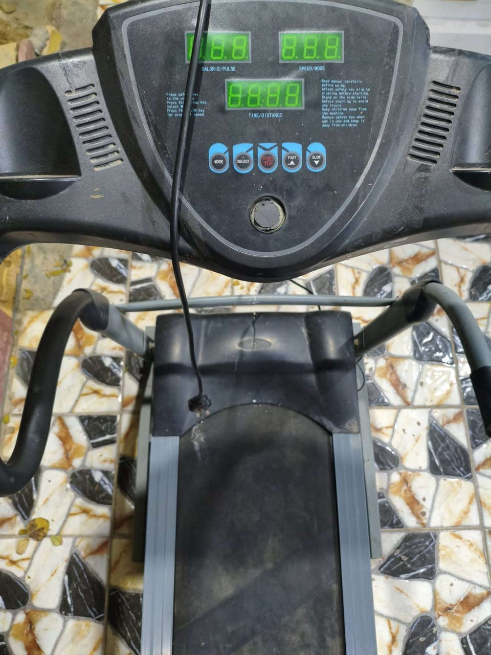 جهاز رياضي جري للبيع بسعر مناسب 
جهاز جري للبيع بي عطل بسيط ابيع عاطل كهربائيات كلها شغاله 
 ***********
