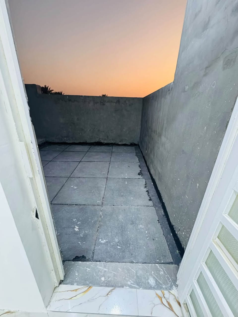 السلام عليكم
مشتمل 100م
طابو زراعي 
شارع 100خلف مطعم الحضاره 

الاول غرفه نوم 
صاله 
مطبخ حار بارد 
كلدور 
مجمع صحيات 2
الطابق الثاني 
غرفه نوم سويت 

للاستفسار عن السعر فقط اترك تعليق ويتم الرد خاص لطفااااا

مكتب احمد المرشدي 

عنوان المكتب شارع 80
مجاور لحوم الحرميين او مجمع تكافل الطبي 
***********
***********

