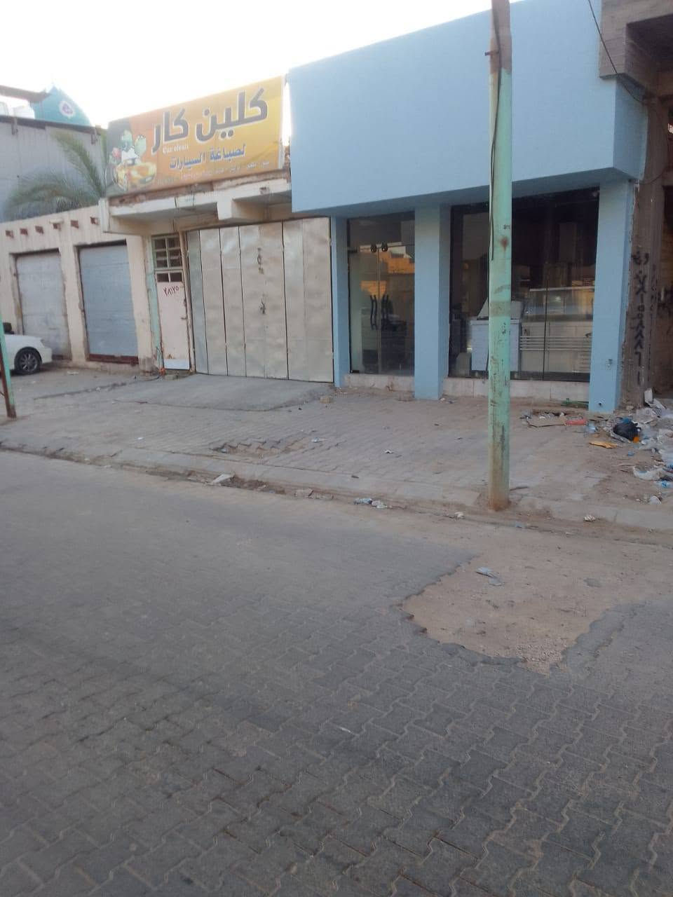 عقار  تجاري للبيع في حي الوفاء قرب مجسرات الزهراء مساحة 200متر مؤجر حاليا إلى محلين بسعر جدا مناسب للتواصل ***********
