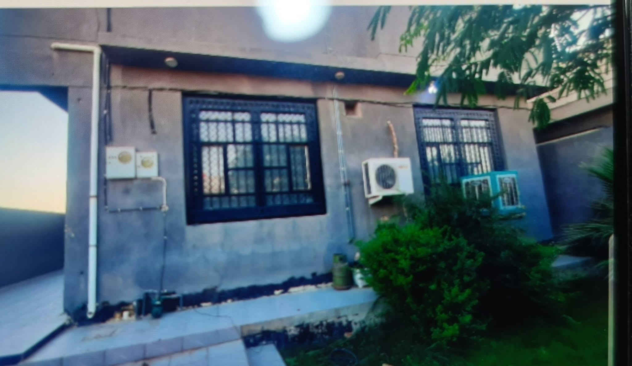 بيت حديث 300متر بكرلي بداية شارع الغسل يتكون من حديقه كراج صحيات خارجيه واستقبال هول مطبخ صحيات وغرفتين نوم السعر ب145فقط وبي مجال سند25تحويل باسم المشتري مباشر ***********

