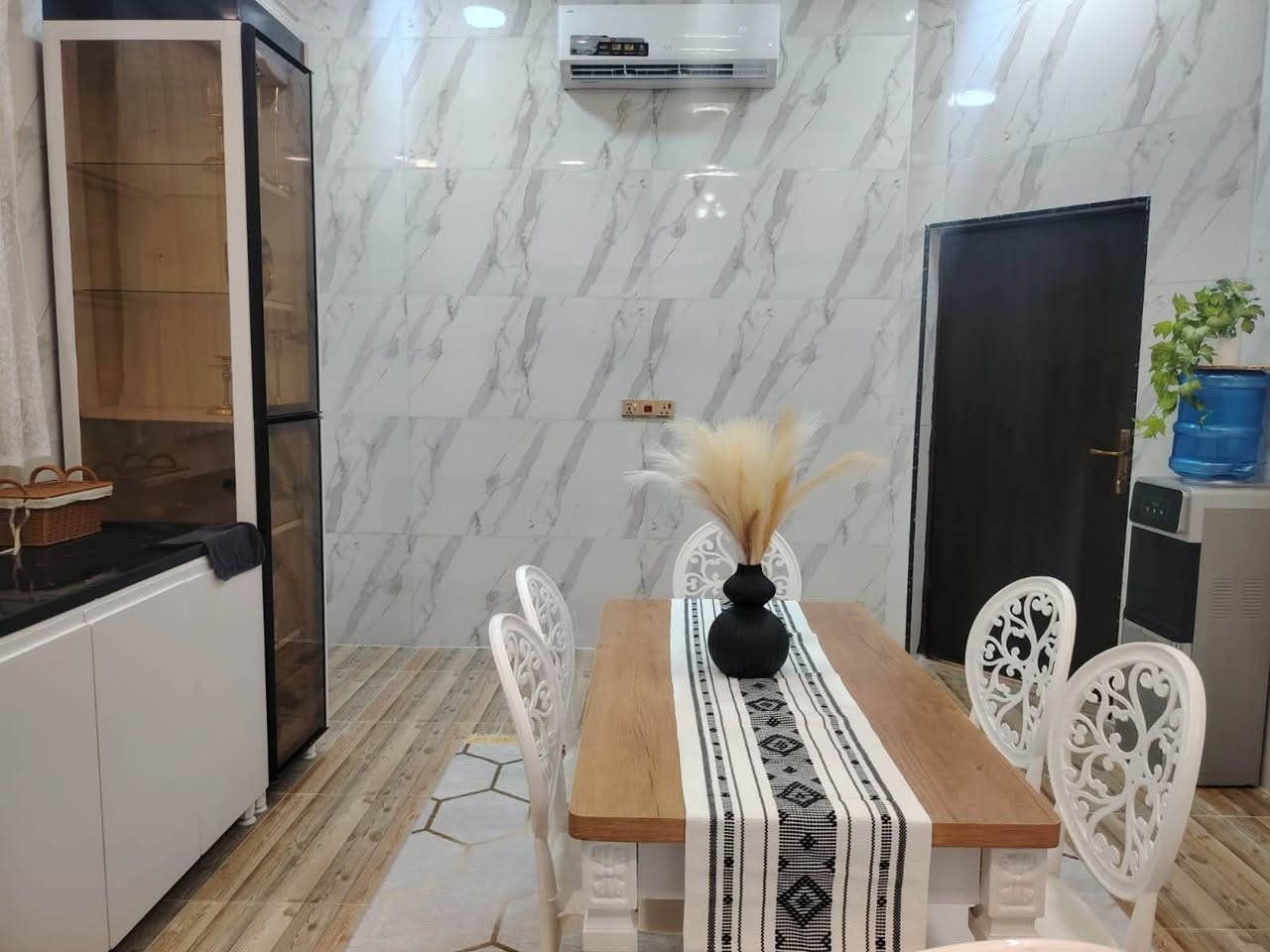 السلام عليكم المساحه ٢٠٠ متر طابو زراعي عراقي سند ٢٥ ثاني بيت عن التبليط يتكون من غرفتين غرفه منهن سويت وصاله ومطبخ واستقبال ومجمع صحيات وحديقه وكراج البيت شغل درجه أولى بيبات تفصال شبابيك تفصال الاتصال على الرقم***********☎️ السعر ١٣٥ مع الاثاث
