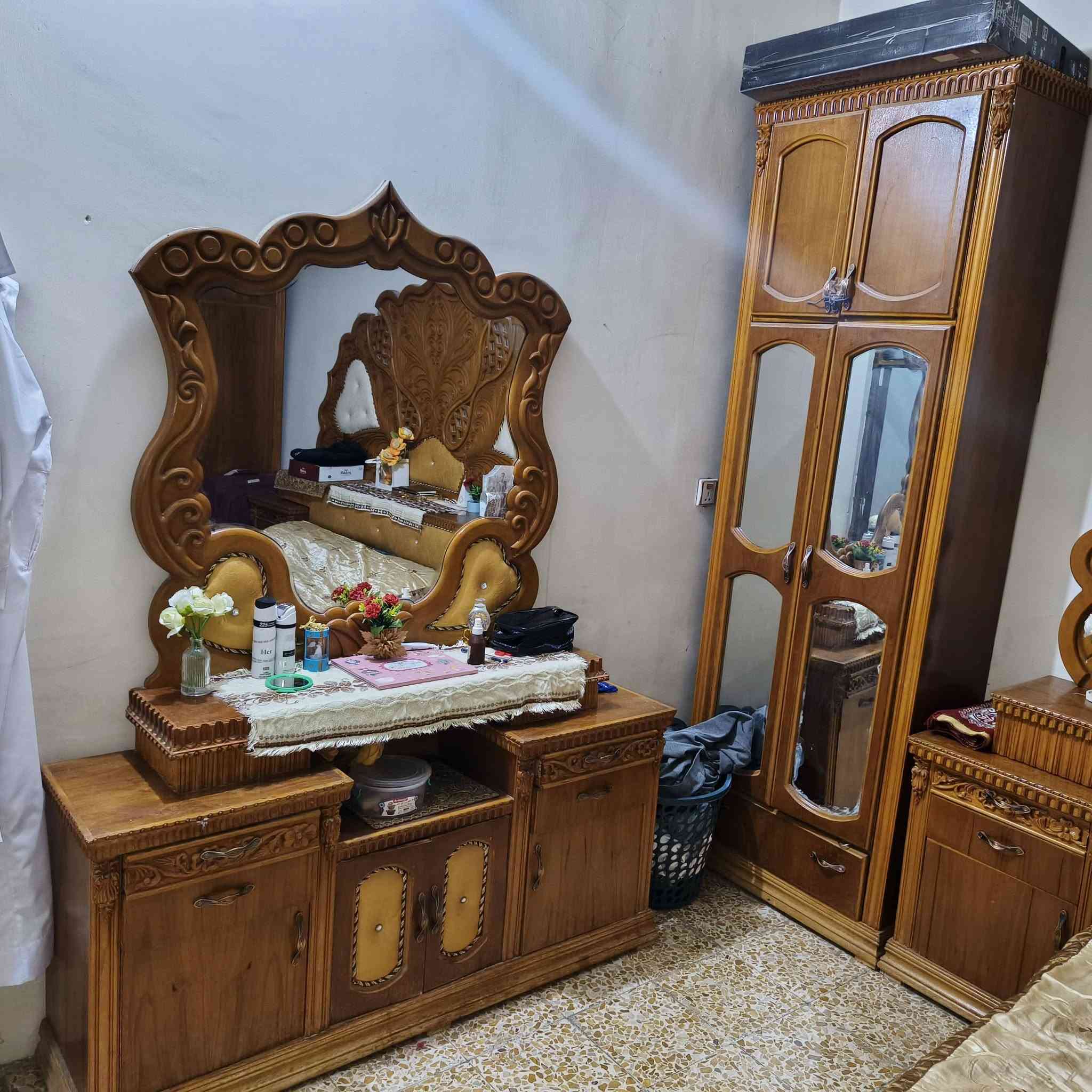 السلام عليكم
غرفة أخشاب للبيع  
نظيفه داخل وخارج السعر800 وبيها مجال 
الاتصال على الرقم ***********
