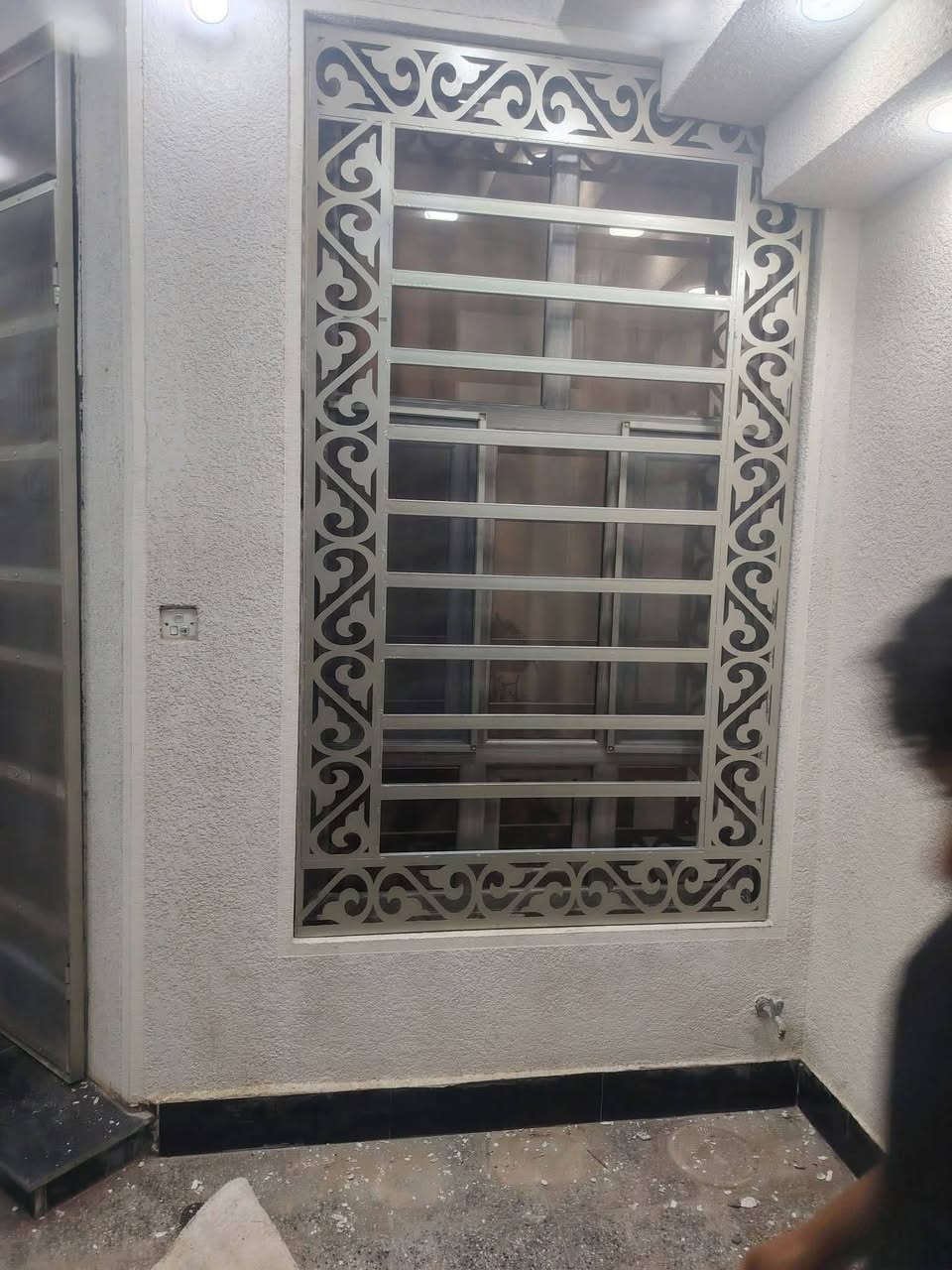 https://www.facebook.com/share/1ERPpeRhmP/.   سلام عليكم هذا ولد حداد شغله كلش مرتب واصلي داخل سماوه وركاء يشتغل بيوت وشبابيج وسياج الي يحب يتوصل ويااا

نص مكتوب في الصور:
- حدادة الضامن
- ***********
- CAMON 30 23mm f/1.8 1/100s ISO75
- @othman.haddad4