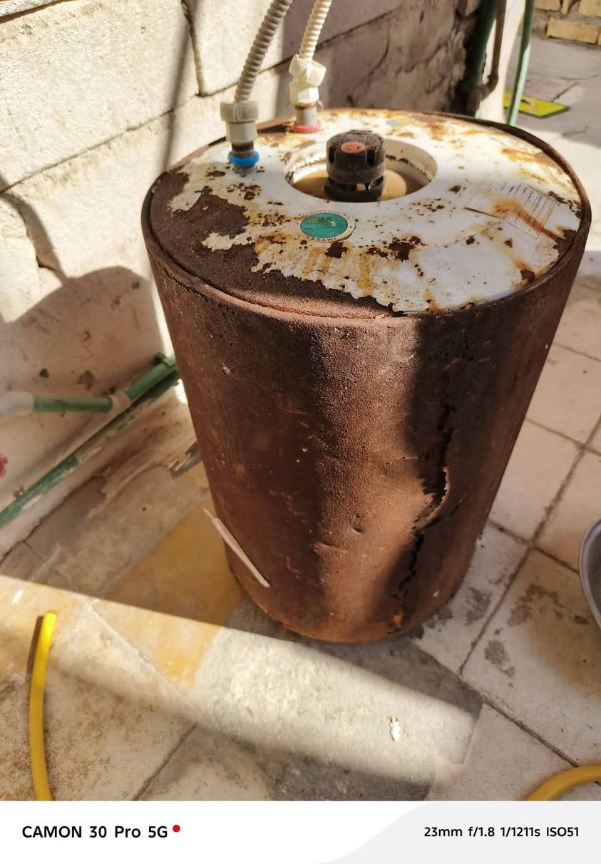 تخت جربايه مكسوره فيبره مثل ما واضح بالصوره بس خشبها قوي ومتانه مسويتها تزكام   طول متر ونص وعرض ٧٠ سم
السعر 25
كرويته خشب بيهه ضرر فقط الخشبه الي بنص 15
ملحق تفصال جديد كلش السعر 50
كيزر تعالك شغال ع فحص السعر 15
هذ رقمي ***********
