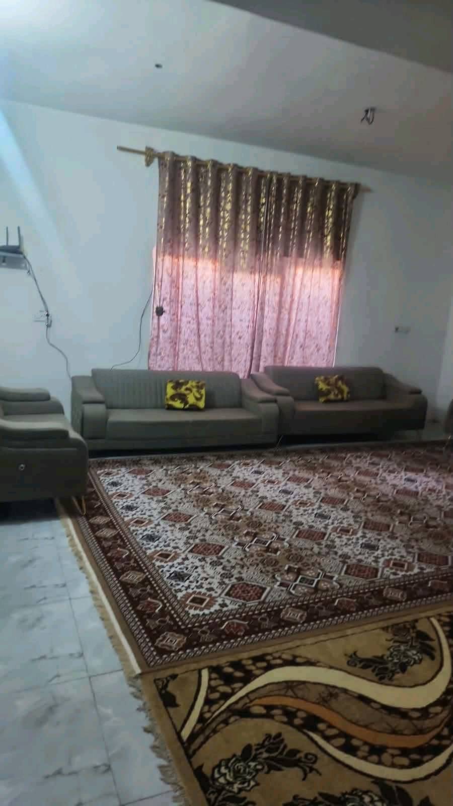 بيت 300 متر بناء حديث  بيع او مراوس 
المكان ديالى الخالص 
يحتوي على أربع غرف نوم 
صالة 
استقبال 
صحيات داخلية و خارجية
