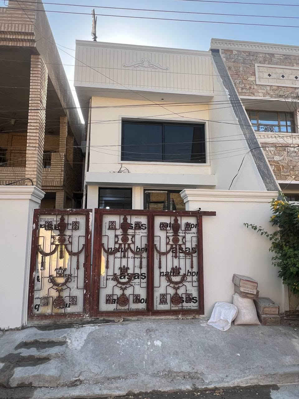 🏡 فرصة مميزة لشراء دار في حي التعليم – بغداد
وبسعر مناسب جدآ

📍 الموقع المميز: حي التعليم، خلف جامع علي السجاد 
📐 المساحة: 100 م²
📏 الواجهة: 5 متر
📏 النزال: 20 متر
📜 الجنس: طابو صرف

🏠 تفاصيل الدار:

🔹 الطابق الأول:
• مدخلان
• استقبال
• غرفة نوم
• مطبخ
• حمام

🔹 الطابق الثاني:
• غرفتا نوم
• مطبخ
• حمام

🔹 الطابق الثالث:
• بيتونة
• سطحان

✅ 3 طوابق
✅ طابو صرف
✅ تصميم مناسب للعائلة
✅ موقع سكني مميز في حي التعليم

💰 السعر: [170]مليون
📞 للاستفسار والتواصل: [*********** ]

للجادين فقط، والمعاينة متاحة بالاتفاق.
