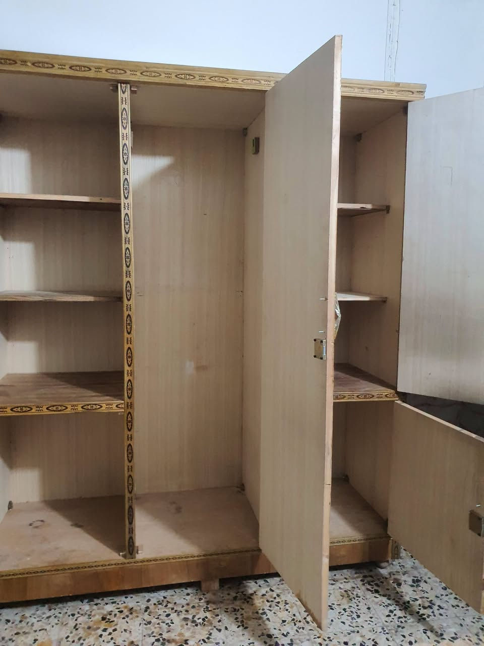 كنتور صاج نظيف جدا مقطع مليان رفوف خمسه ميل السعر ١٨٥
