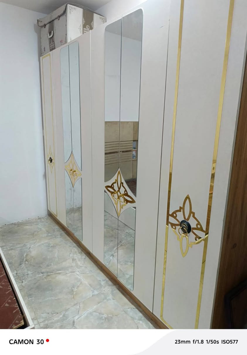 للبيع غرفه خشب ماليزي ثقيل جداً
6 قطع (جربايه و 2 ميز جانبي و ميز مرايه و كنتور 6 باب و طابوريه)

مابيها اضرار فقط راس الجربايه مكان البراغي مكسور

اشتريتها ب مليون و 100 الله شاهد و اريد أبيعها ب 750 الف و بيها مجال للشراي 

التواصل واتساب ..... ***********.....
