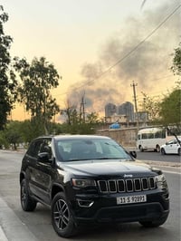 جيب كراند شيروكي - اسود - موديل 2020 رقم بغداد  لون اسود  ماشيه 122 كم...