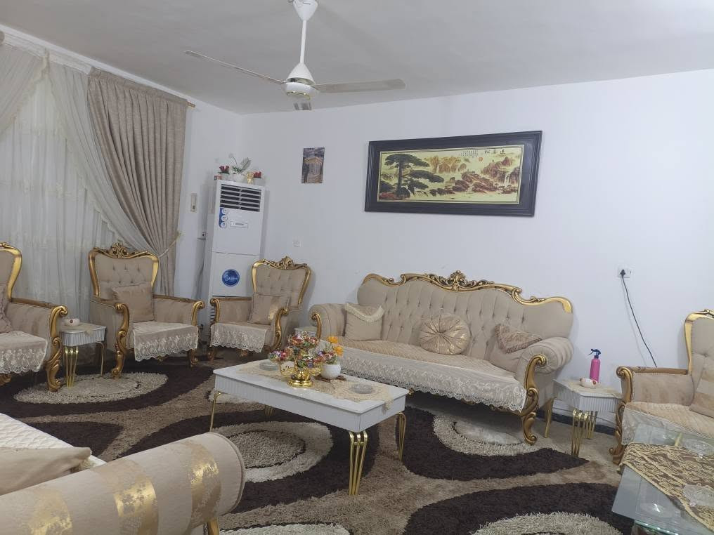 بيت للبيع طابقين مع مشتمل مستقبل
المساحه 200 م بناء جديد  
مكون الطابق الأول  غرفين استقبال و صاله و مطبخ 
وحمامات عدد2. شرقي وغربي
الطابق الثاني صاله و غرفتين وحمامات

منطقه حي السياسيين قرب جامع السياسيين 
مقابل ساحه
مشتمل مكون من غرفه و مطبخ وحمامات غربي وشرقي

السعر على الخاص
الاتصال والاستفسار 0770091273 عمارة, ميسان
