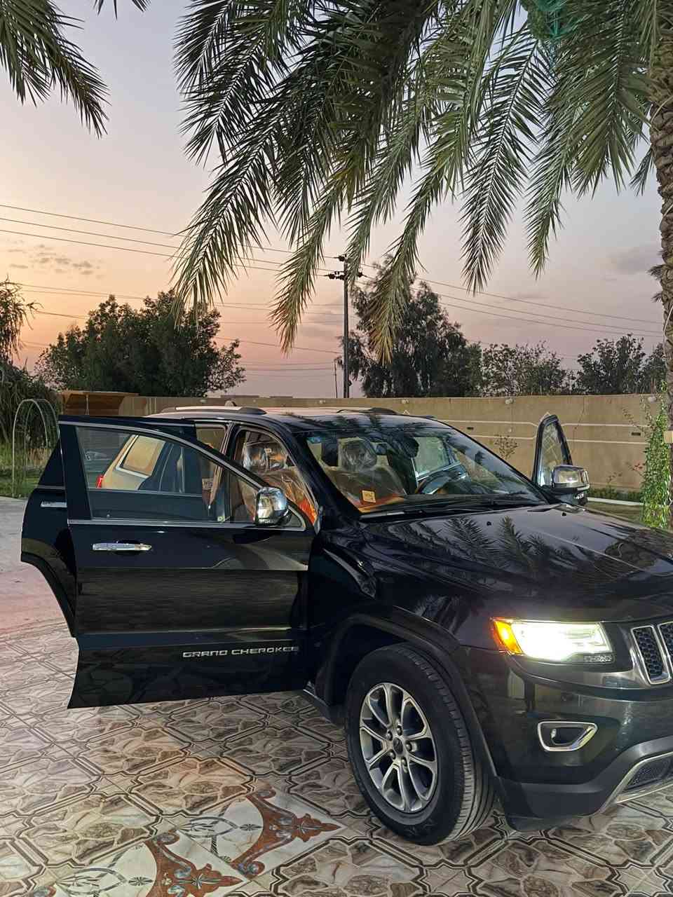 🚙 جيب 2016 - Grand Cherokee / Cherokee
وارد امريكي - فول مواصفات 

🔧 المواصفات الميكانيكية:
• المحرك: V6 - 3.6 لتر بقوة 290 حصان
• الكير: اوتوماتيك 8 نمر 
• نظام الدفع: 4x4 فور ويل 

💎 المواصفات الخارجية:
• فول مواصفات لمتد / اوفرلاند
• بصمة تشغيل ودخول ذكي
• فتحة سقف بانوراما 
• كشافات زنون + LED
• حساسات امامية خلفية
• كاميرا خلفية
• رادار امامي + مانع تصادم
• جنطة كهرباء 
• ويل كب حجم 20
• مرايا هيتر + نقطة عمياء

✨ المواصفات الداخلية:
• كشنات جلد + تدفئة وتبريد
• شاشة كبيرة لمس + GPS
• تدفئة ستيرن
• مثبت سرعة
• تحكم ستيرن فول
• تشغيل عن بعد
• تبريد قطعتين
• نظام صوت بريميوم
✅ السيارة:
• رقم بغداد
• سنوية جديدة
• حادثها: (الباب الي عكس السايق مبدل و الي يم الفتحة مال وقود شبر ورجعت بارد )
السعر: 210 وبيها مجال بسيط جداً
المكان: ديالى - خان بني سعد 
للاستفسار:  ***********
