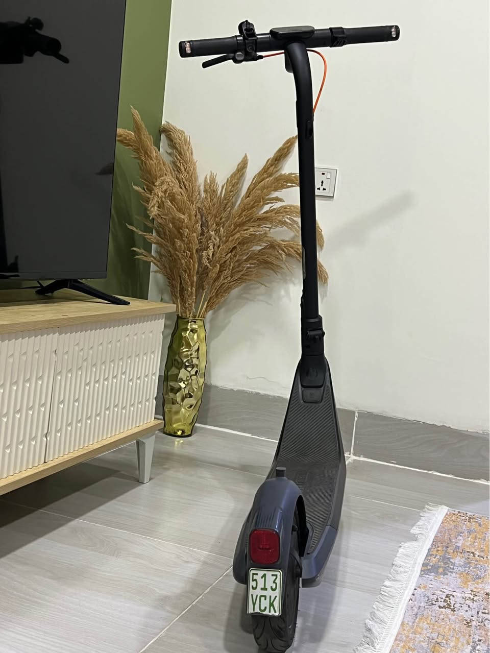 🛵 سکۆتەری کارەبایی Ninebot E2 Pro بۆ فڕۆشتن 🛵
سڵاو هاوڕێیان، سکۆتەرێکی زۆر خاوێن لە مارکەی بەناوبانگی Segway Ninebot مۆدێلی E2 Pro دەفڕۆشم. زۆر گونجاو و بەهێزە بۆ هاتووچۆی ڕۆژانە و ناو شار.
✨ تایبەتمەندییەکان:
• خێرایی: تا ۲٥ کلم/کاتژمێر
• مەودای شەحن: تا ٤۰ کیلۆمەتر دەڕوات بە یەک شەحن
• تایەکان: ۱۰ ئینچی قایم (Tubeless)
• شاشەی دیجیتاڵی: دیاریکردنی خێرایی، ڕێژەی پاتری و مۆدی لێخوڕین
• سەلامەتی: خاوەنی فلاشەری ئیشارەت دان بە لای ڕاست و چەپ لەسەر دەسکەکان
• سیستەمی زیرەک: بەستنەوە بە مۆبایل لە ڕێگەی بلوتووت + پشتیوانی Apple Find My
• تاشین (قەدکردن): بە ئاسانی قەد دەبێت بۆ هەڵگرتن و ناو سندوقی سەیارە
🧼 باری گشتی: زۆر خاوێنە، پاتری و تەواوی بەشەکانی بێ کێشەن و بە شەرت دەیبەم.
💰 نرخ: [ 350$ ]
📍 شوێن: [ سلێمانی ]
📞 ژمارەی پەیوەندی: [*********** ] السليمانية, العراق
