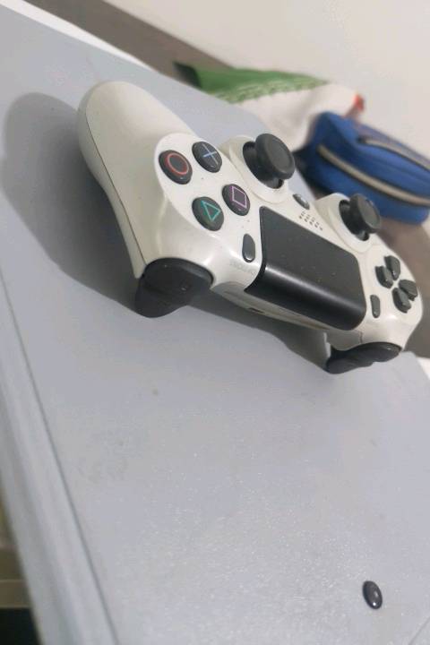 ps4 فات باندل ابيض للبيع مع لعبه gta5 وجوستك اصلي ابيض ايضا
السعر 170 الف قفل 
***********
الغزاليه