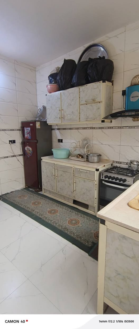 *  بيت للبيع زراعي طابقين 150 م  (خلفي المستوى: بناء عالي عن مستوى الشارع.
* الخدمات: متوفر (خطين ماء، كهرباء، إنترنت، منظومة مجاري).

 * الهيكل: صب مسلح بالكامل.

يتكون من 

 الاستقبال

 الصالة

المطبخ

غرفتين نوم

الحمام

بالاضافه الى منور  وترك 

للاستفسار

السعر       65

***********

***********
