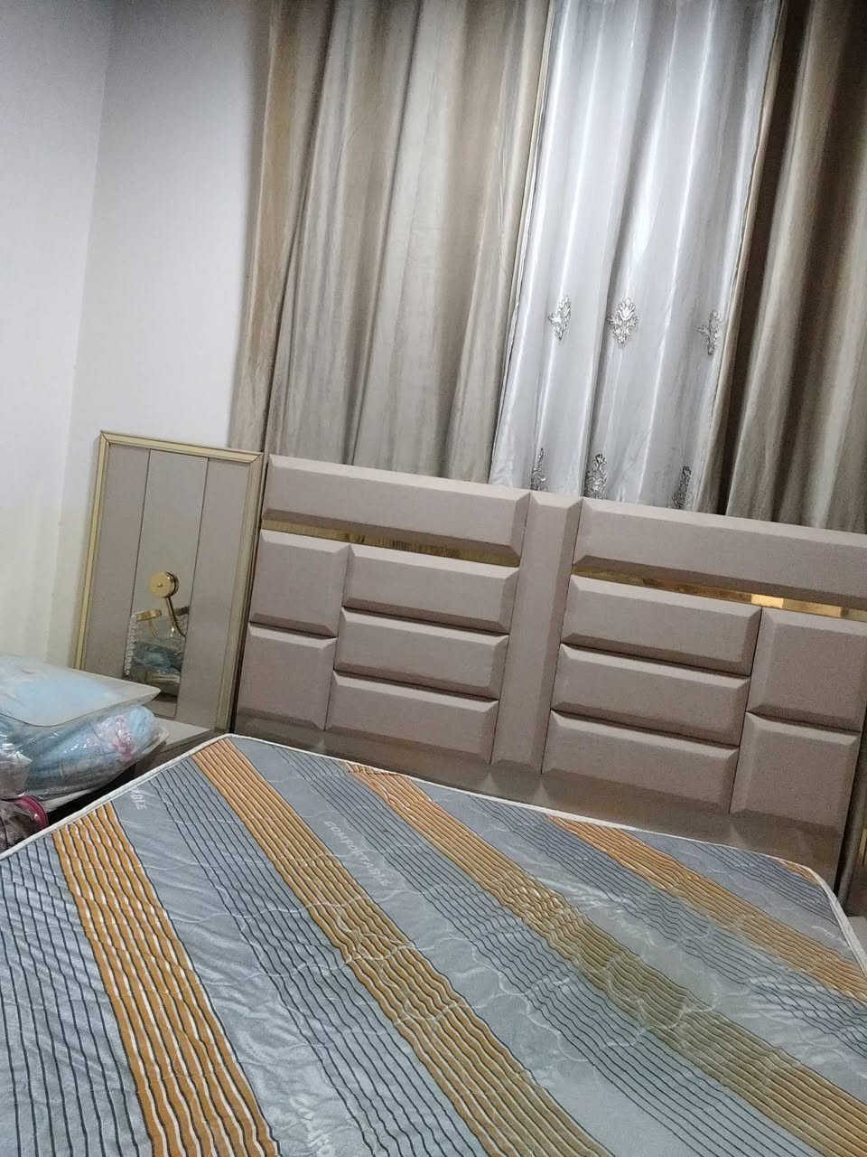 للبيع  غرفه 11 قطعه جديده بمعنى الكلمه ممستخدمه سعرها جوه سوك مليون ونص وياها دوشك ضغط الاصلي هديه 

*********** فقط واتساب 

*********** اتصال
