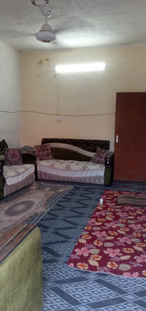السلام عليكم بيت للبيع المساحة ١٠٠متر الواجهة ٥ والنزال ٢٠ يحتوي على إستقبال وغرفة وصالة مع صحيات خارجية والسقف عقادة مع درج خارجي زراعي سند ٢٥ المحموديه حي السيدة زينب السعر ١٧ وبي مجال الشراي يتصل على الرقم 078‪14422120 بي واتساب مستعجل على بيعة
