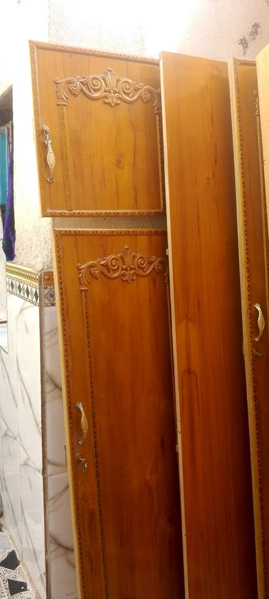 سلام عليكم عندي غرفة اخشاب جديده كنتور خمسه طلاقات والله اخت الجديده مامستعمله مامشدوده خشب تكمه صاج السعر ٧٥٠اللستفسار***********مكاني بغداد مدينه الصدر
