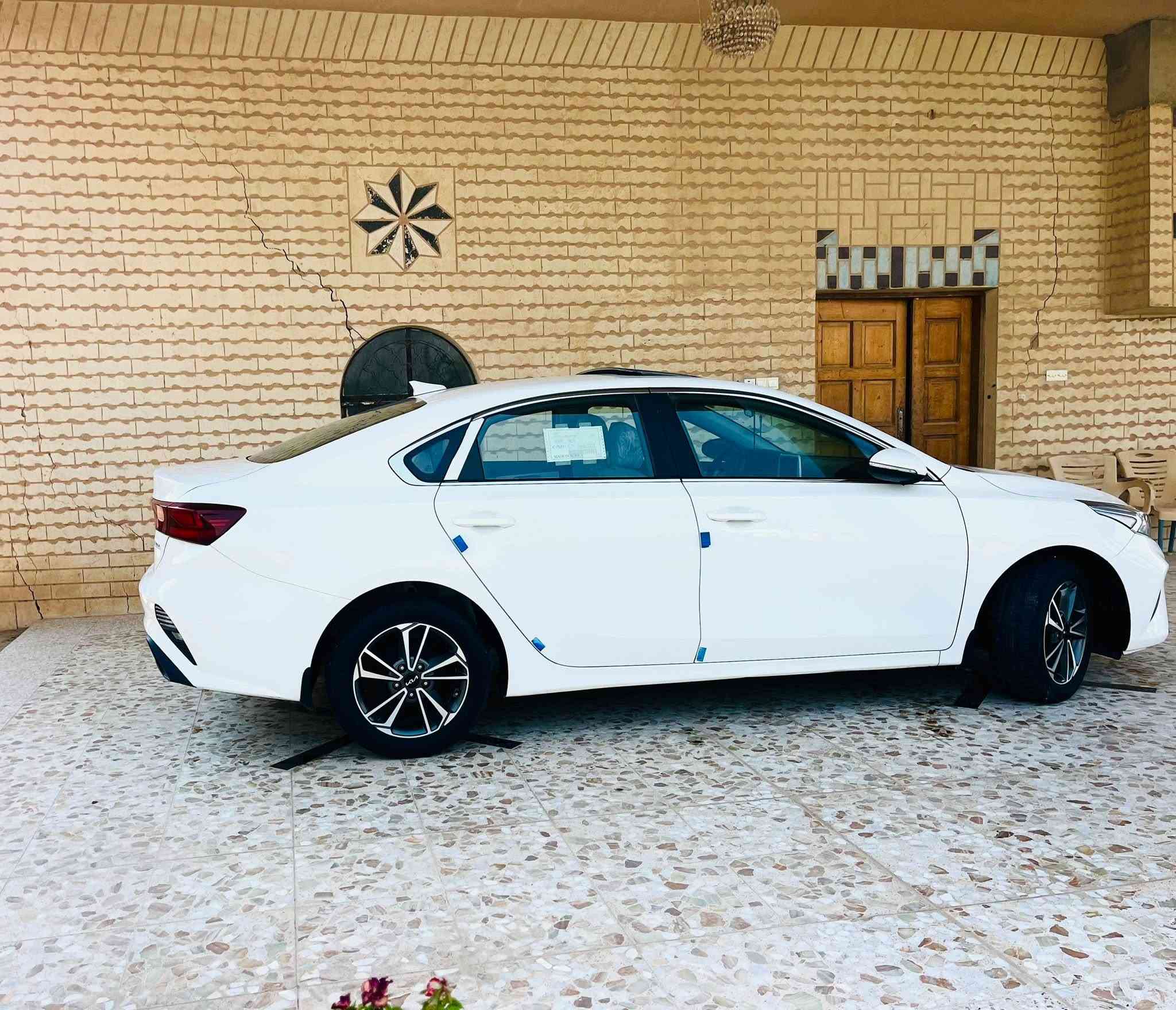 سلام عليكم 
للبيع سيراتو موديل 24 
كفاله عامه فول مواصفات 
محرك 2000 
سعر 185 وبيها مجال قليل 
مكان واسط شحيميه
***********
