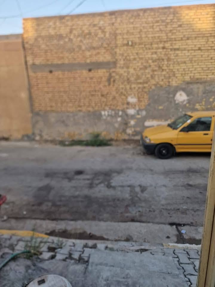 عندي بيت طابك ونص يوجد فيه  غرف 
عدد 2 الحسينيه الجريخي السعر 
57
قرب شارع المحله***********
المساحه . 100 متر
