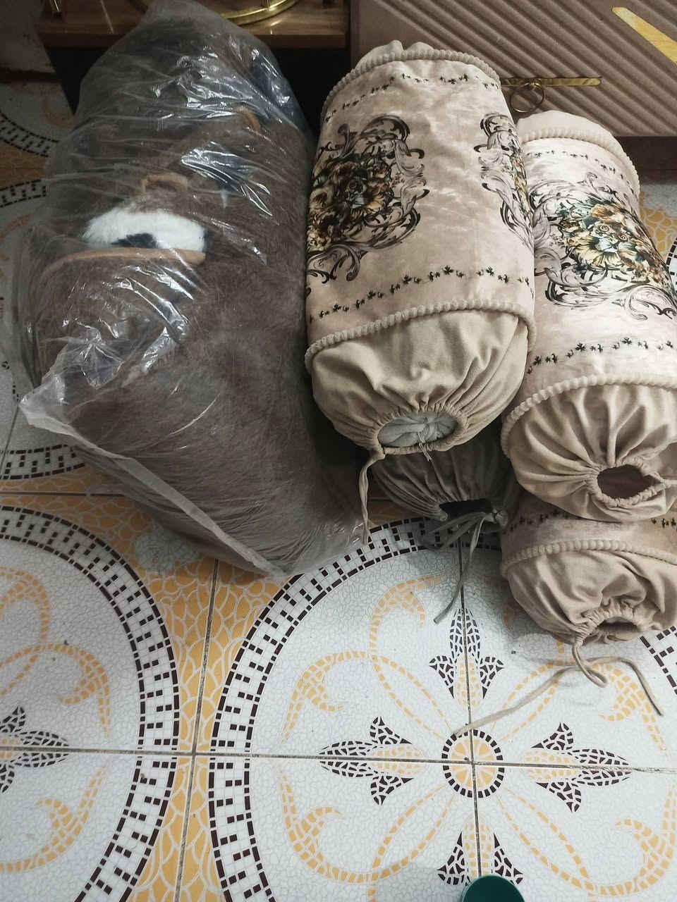 السلام عليكم أغراض للبيع برده متر و 30سحب سعره 20الف مخاد ربعه مامستعملات سعر الوحدة 4000الالف العدد 7 بطانيات جديدة مامستعملة ام نفر واحد سعره الواحد 15الف قفل لمبات مال غرفه عدد إثنين سعر الوحدة 10الاف قفل
