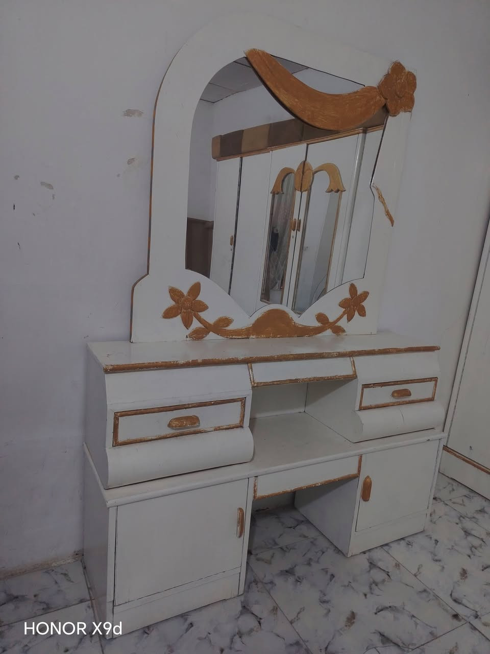 غرفه • مصبوغه ابيض • بيع مستعجل
