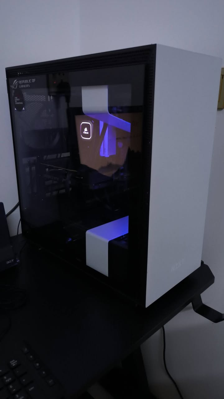 GPU: ASUS Dual RTX 5060
Motherboard: Gigabyte B550 AORUS Elite V1
RAM: 16GB XPG D45G DDR4
SSD: SATA 1TB
PSU: AORUS 750W (full modular)
Case: NZXT H700i
CPU Cooler: Corsair H100i Platinum — مبرد مائي 240mm

كل كراتين القطع موجودة استعمال شي بسيط حالها حال الجديدة
السعر 1400
طبعاً التجميعة مفولة كلها براندت قوية و غالية ما بيه اي قطعة عادية كل البراندات يعتبرن فئة عليا

مكاني بغداد الزعفرانية 
للتواصل خاص او ***********
