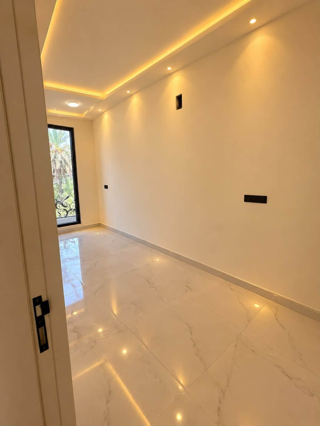 🏡 دار مودرن للبيع – الدورة / البوعيثة ✨
فرصة مميزة لامتلاك دار بناء حديث ومودرن بتصميم أوروبي راقٍ، بمساحة 150 متر وواجهة 7.5 متر × 20 متر.

🔹 تفاصيل الدار:
• طابقين بتصميم عصري ومدروس
• الطابق الأرضي: صالة + هول + مطبخ داخلي + منور
• مطبخ خارجي
• صحيات داخلية وخارجية
• الطابق الثاني يحتوي على 3 غرف نوم
• بناء درجة أولى وتشطيبات راقية
• تصميم واجهة أوروبي مودرن

📍 الموقع: الدورة – البوعيثة – مجمع شواطئ دجلة
📌 قريب جداً من سيطرة البوعيثة وفي موقع مميز ضمن المربع الذهبي.

📑 السند: طابو زراعي سند 25، مكاتبة وتنازل وإقرار محكمة من صاحب السند مباشرة.

💧⚡ الخدمات متكاملة: ماء، كهرباء، تبليط.

💰 السعر جداً مناسب ومراعي للجادين بالشراء.

📞 اللي يرغب بالمعاينة ومعرفة السعر، يتواصل ويانا على:
***********
***********

أو مراسلة الصفحة مباشرة 📩

