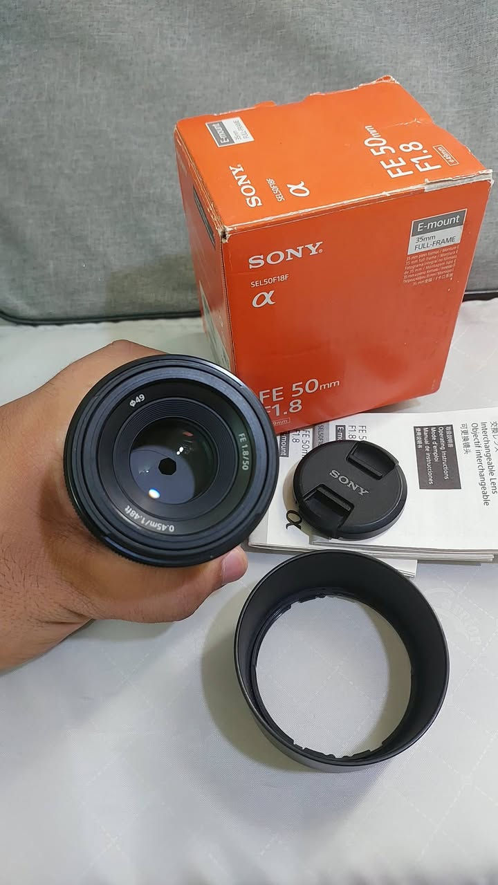 للبيع عدسة 50mm سوني  التواصل واتساب ***********
