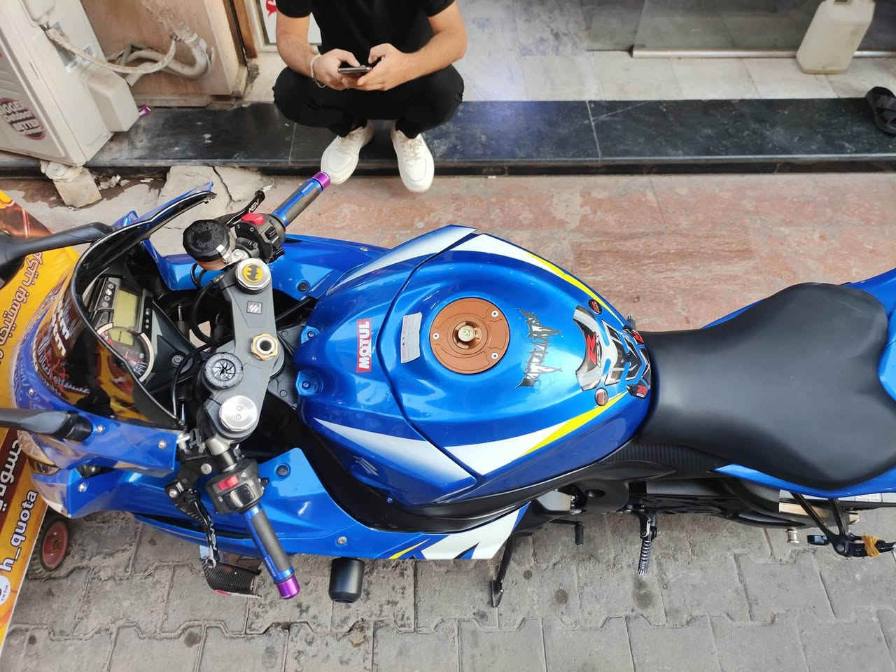 gsxr1000 2016
ABS وارد امريكي

درع حماية

لايت زنون 

مكاتبه فقط

ماشيه 21 الف

***********

نص مكتوب في الصور:
- m94tm