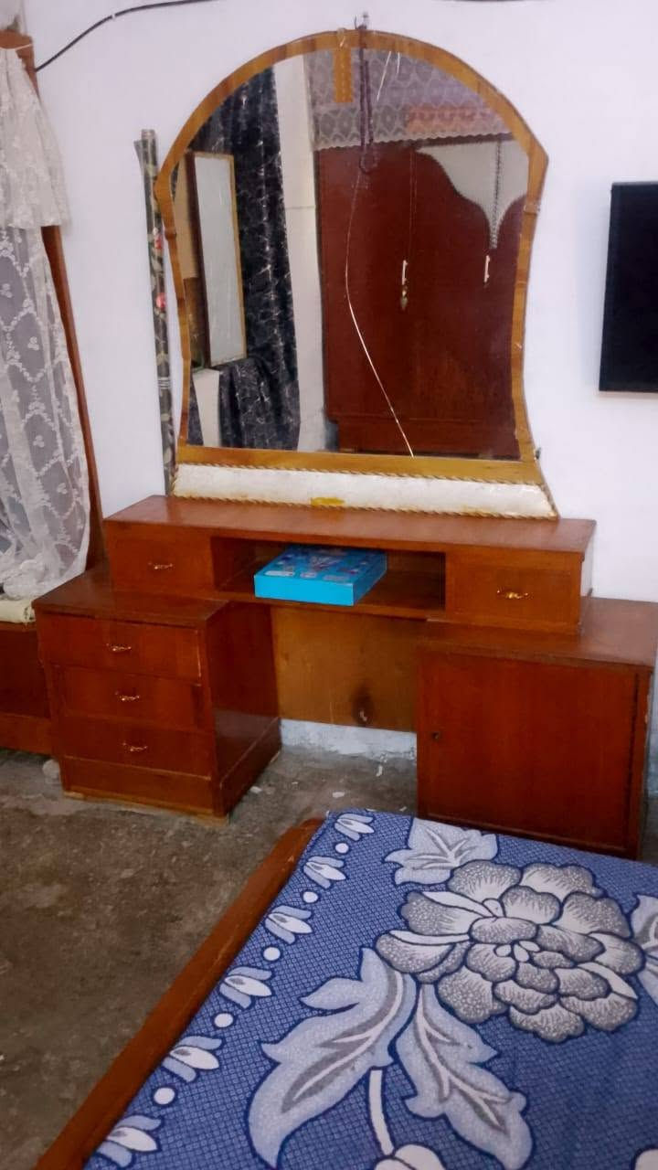 للبيع غرفة نوم مستعمله اربع ابواب اربع قطع شراي اتصل ***********
