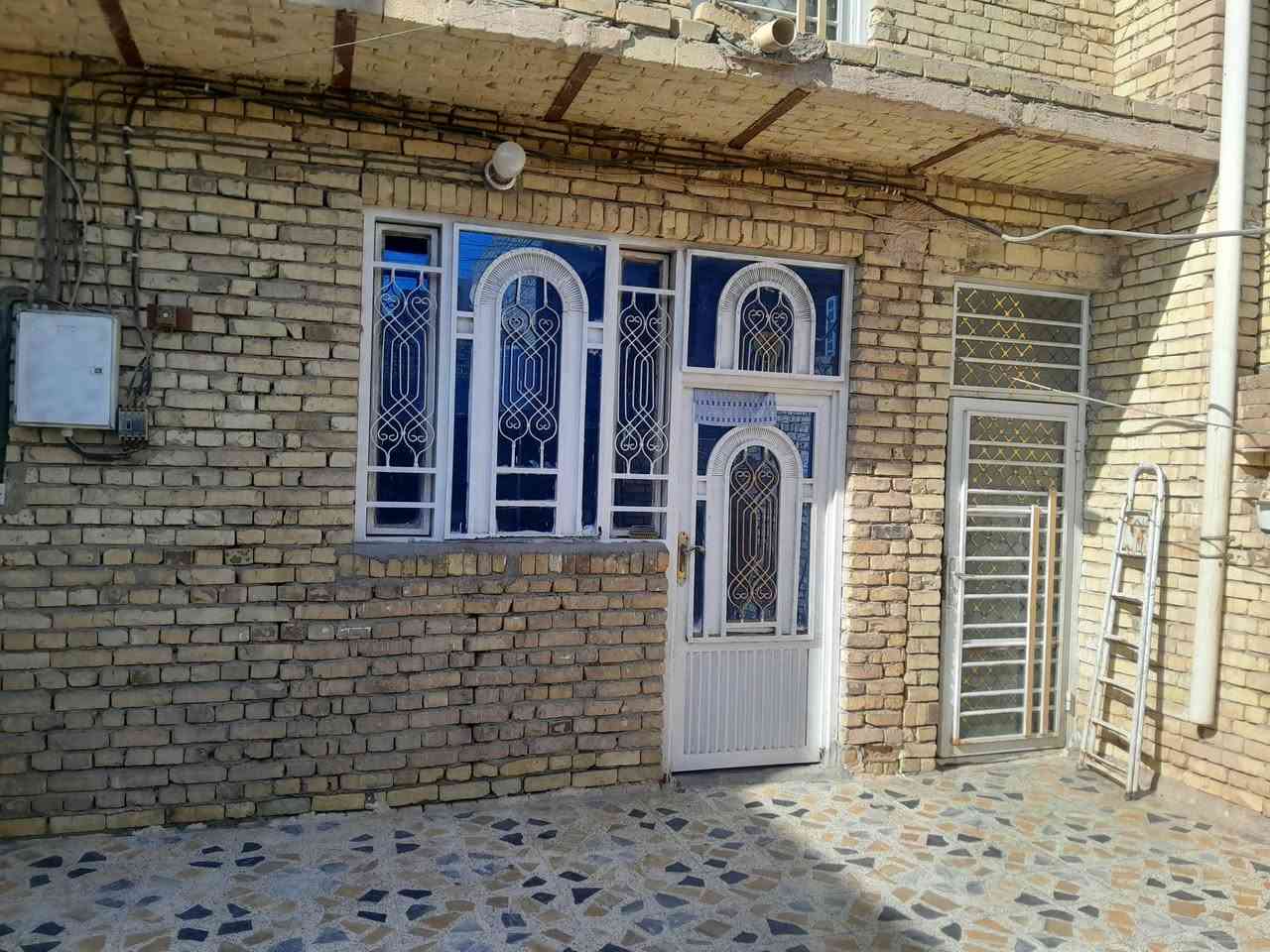 بيت للبيع رقم معامله باسمي واصله للتقييم  ٢٠٠ م ميسان حي القاهره الثانيه طابقين مكون من ٥ غرف نوم ٢ صاله ٢ مطبخ واستقبال مع ٣ صحيات للاستفسار اتصال على الرقم *********** يرهم مراوس.
