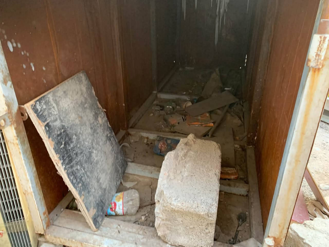سلام عليكم ميز لبيع هوة ميز ومخزن وباب وقفل شي مرتب عرض 80س طول 250س سعر 250الف وبي مجال 
واتساب :***********فقط واتساب
