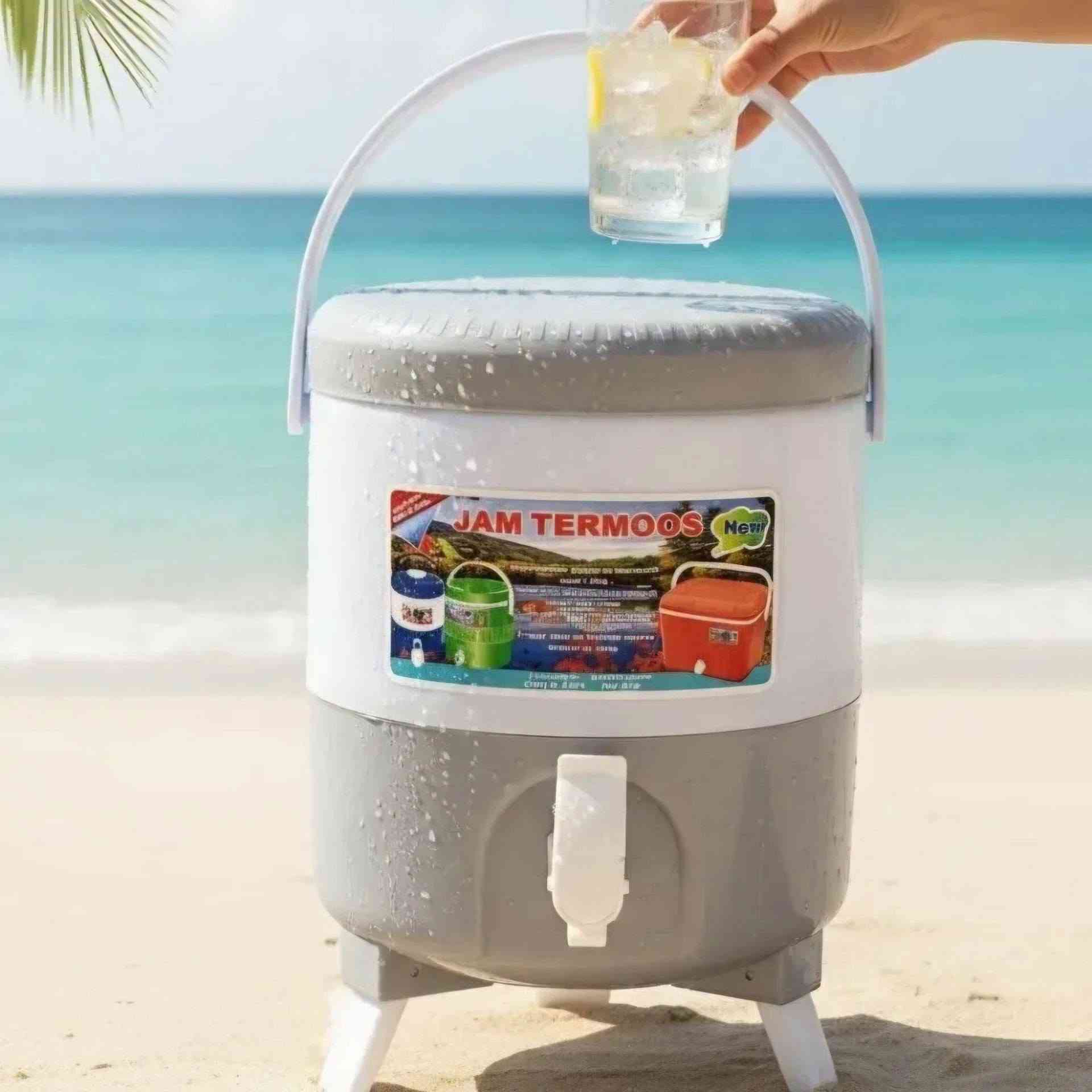 💧 ترامز ماء بلاستك مبطّن لحفظ الماء البارد ❄️
أصلية وجودة ممتازة، بتصميم عملي وأنيق ومناسبة للبيت والرحلات 🌿

🔹 مزودة بقاعدة وصنبور للتعبئة بسهولة
🔹 عزل يساعد على بقاء الماء بارد
🔹 أحجام مختلفة حسب حاجتكم
🔹 سهلة الحمل والاستخدام

📍 متوفرة داخل مجمع جلولاء المركزي
🚚 توصيل لجميع محافظات العراق 🇮🇶

#ترامس_ماء #ترمس_ماء #حفظ_الماء #ماء_بارد #ترامس #لوازم_البيت #لوازم_الرحلات #مجمع_جلولاء_المركزي

نص مكتوب في الصور:
- KISH TERMOOS
- SalehAbad