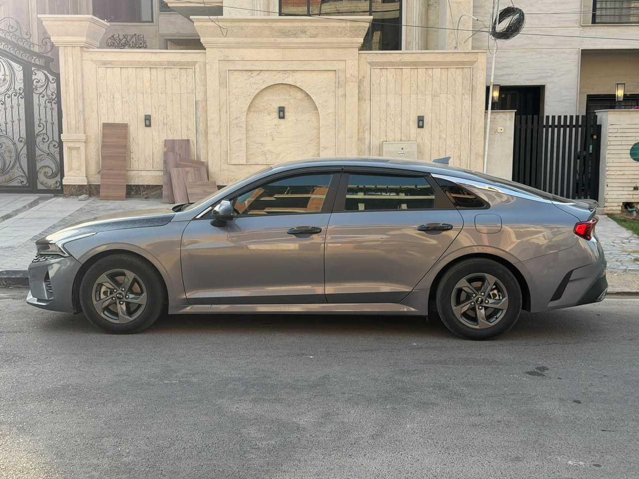 بسم الله الرحمن الرحيم 
للبيع KIA K5 2021 
ضرر بسيط (بدون ايرباك)
صور الحادث مرفقه 
ماشيه 59 
كير مكينه تبريد بحالة الوكاله 
جام السياره كامل مغلف عازل حراري 
البنيد مغلف كاربون فورجد
مطريات /مري باتمان/ يدات ابواب اسود
انارة دشبول led 
جاهزه السياره بدون نقص 

للاستفسار 
***********
متوفر واتس اب
