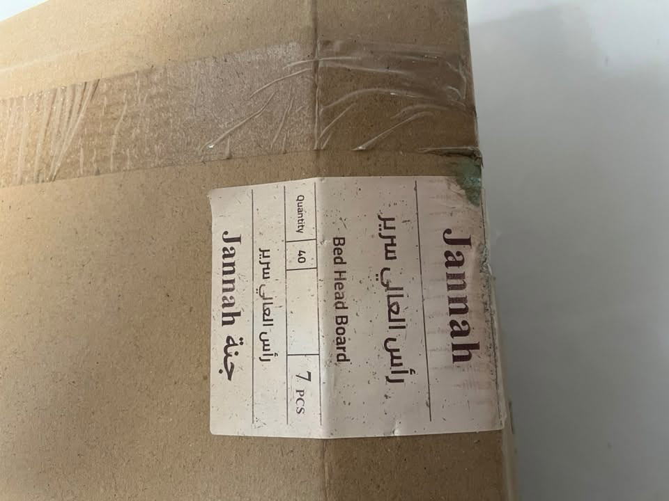 غرفة نوم تركي ماليزي درجه اولى للبيع جديد بعدها بل كارتون كامل ملحقات خمس قطع 
كنتور خمس بيبان 
لون اوف وايت 
تاج الجربايه لون اسود كلش مرتبه 
للاستفسار *********** 
واتساب او اتصال
