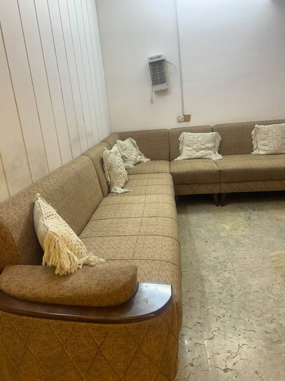 ديوان ١٢ مقعد نظيف ويه كوشات عراقي
اريده ب ٣٧٥ وبي مجال 
مكاني بغداد الشعب حي البساتين 
*********** 
رجاء رجاء فقط الجدي بالشراء يراسلني او يتصل 
ارفعو المنشور بكلمه يالله يرحم والديكم
