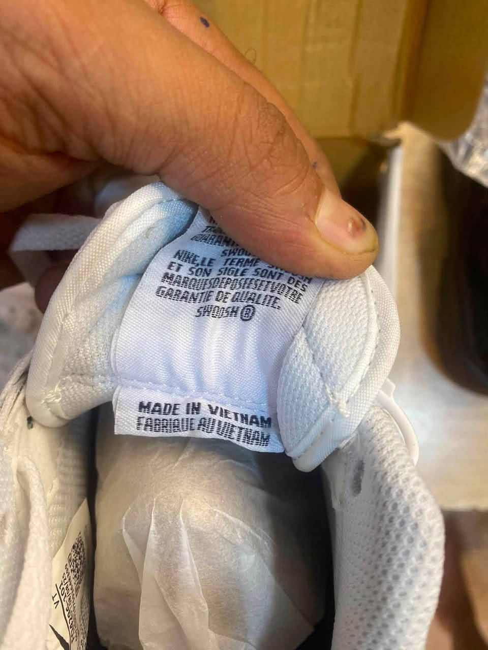 ترانشوز ماركة Nike نايك الاصلي فيتنامي الصنع مختم نايك قياس ٣٨ ويلبس ٣٩ السعر ٥٠ الف يوجد توصيل جميع انحاء العراق *********** واتساب
