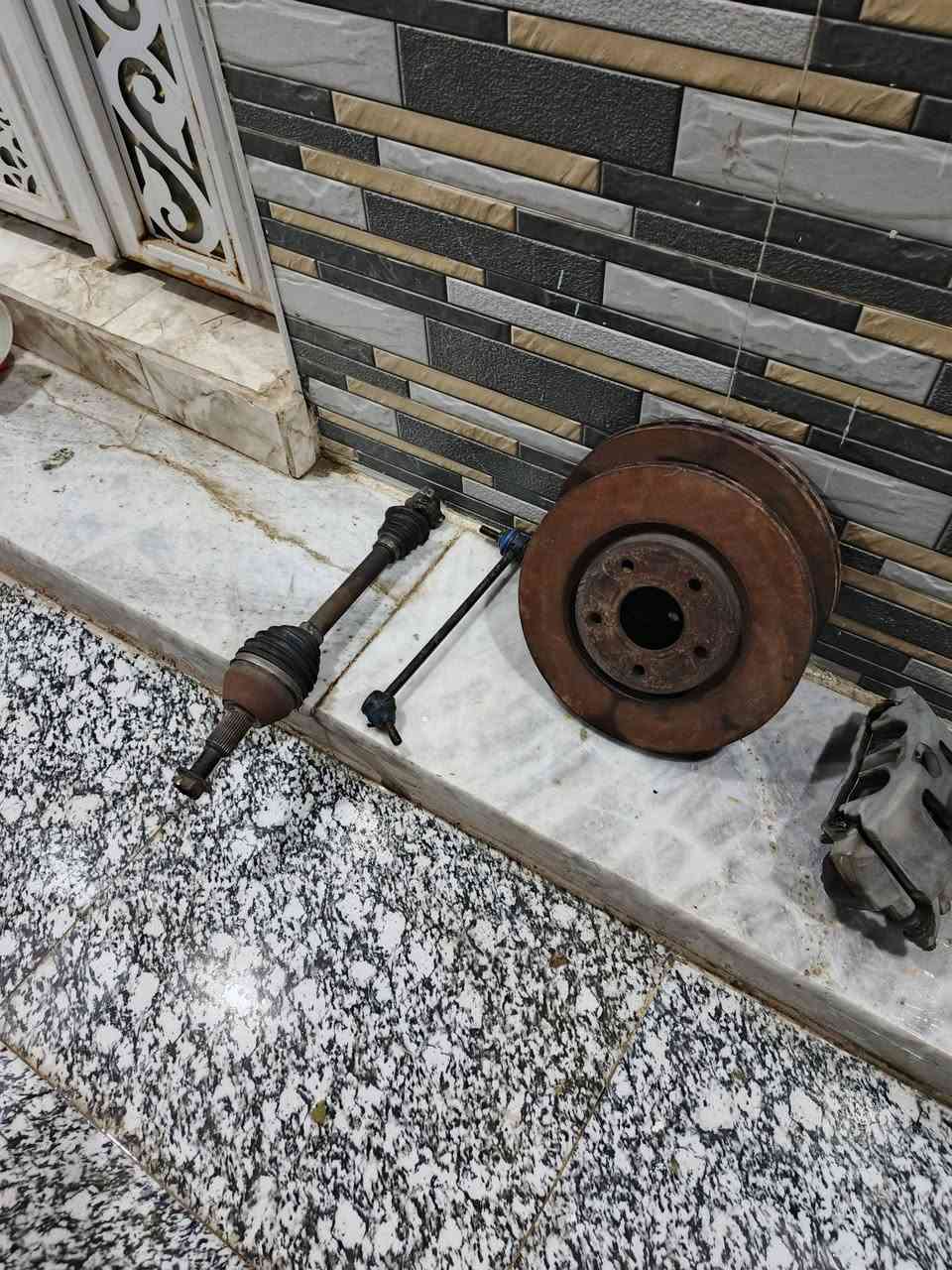 سلام عليكم عندي غراض مادوج كرفان امريكي للبيع ***********
