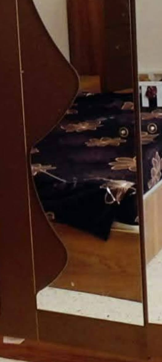 سلام عليكم لبيع 7قطع نظيفه بي ضرر خفيفه بجامه فطر جربايه مفصل مكان حي ور السعر 400وبيه مجال ***********

