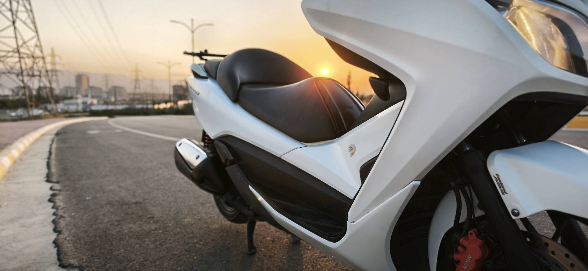 السلام علیکم.هاوڕێیان
honda forza 012
_ مۆدێل 2016
_ دژی خلیسکان ABS
_ مەکینەی 250cc
_ 92 هەزار ڕۆشتوە
_ تازە ڕۆنی مۆتۆڵی تێکراوە و فلتەریشی تازە گۆڕاوە،
_ بەنزینی موحەسەنی تێکراوە 
_ کڕیار بەس لێی ئەخوڕێت و 250 دینار مەسرەفی تێدا نیە
_ مەکینە و گێڕ و هەموگیانی بەشەرت
_ چەند شوختێکی کەمي تێدایە کەهەر دیاریش نیەو ناشرینی نەکردوە،

نمونەیە لەجوانیدا ماشاءللە

_ شوێن،سلێمانی
_واتساپ:***********
