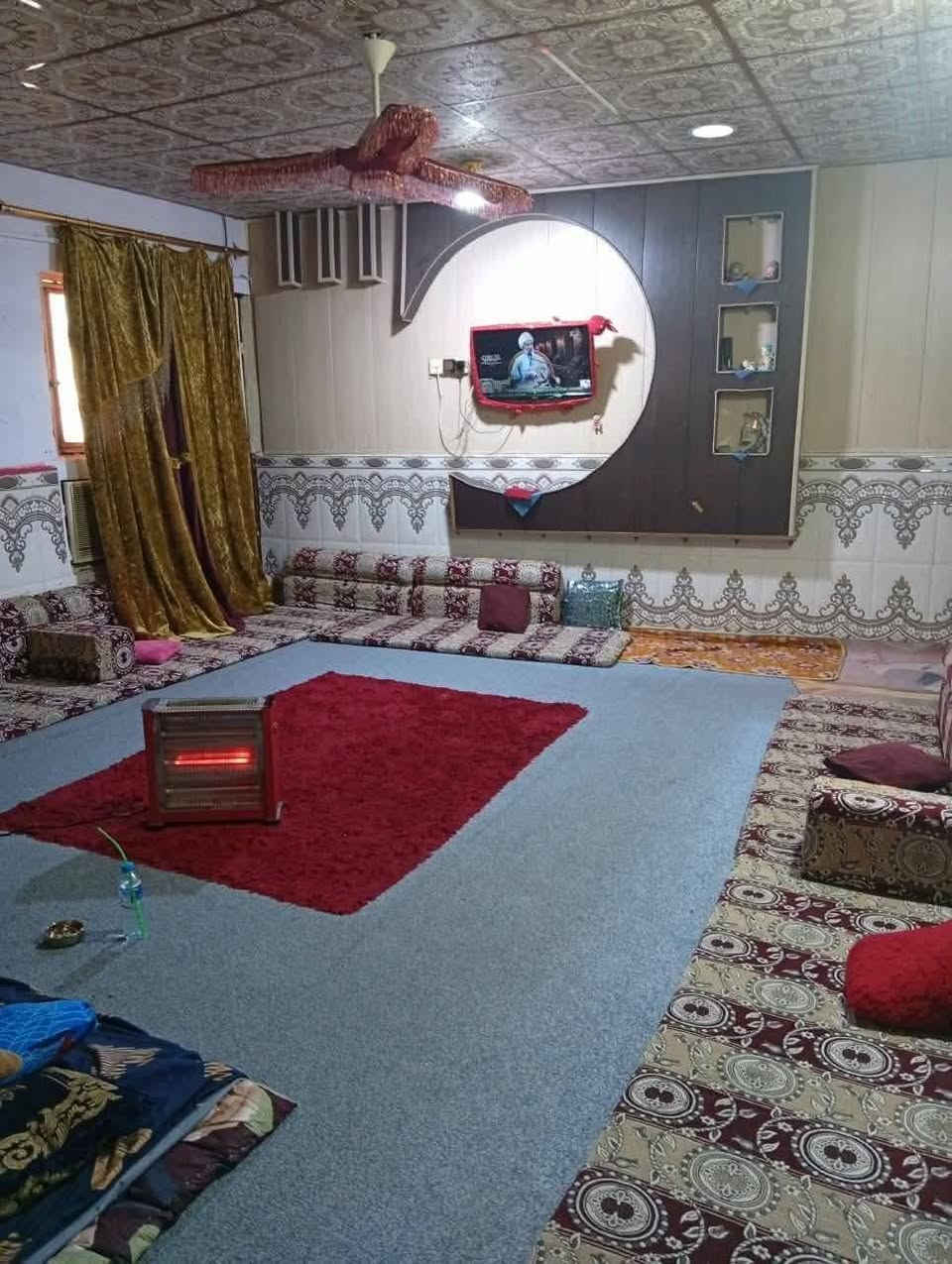 بيت تجاوز للبيع قبله حي الحكيم قرب حسينيه بن مظاهر الاسدي يتكون البيت من غرفتين وكلدور وستقبال ومطبخ وصحيات وبي مساحه ورئ البيت البيت نضيف ومرتب مساحته 150 متر  سعر 11 وبي مجال 
*********** لتواصل واتساب
