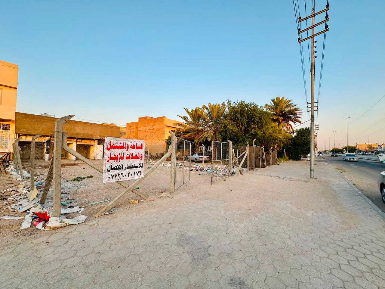 300 متر موقع تجاري للايجار 
مساحه فارغه عله الشارع العام مسيجه بي ار سي 
دار يحتوي على غرفتين جاهز للسكن 
3 محلات 
الموقع شارع سايدين حي الوفاء حي الجزيره 
قرب شارع عشرين 
الاستفسار الاتصال واني بالخدمه 
***********
