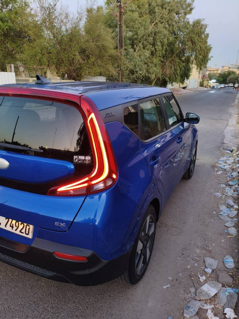 كيا سول 2020 فئة EX محرك 2000 DOHC (سبورت + رادارات) - رقم أربيل - بحالة ممتازة
📝 تفاصيل الإعلان:
🚗 كيا سول (Kia Soul) موديل 2020 - فئة EX
سيارة منزلية وعملية، تجمع بين القوة والاقتصاد بالوقود، نظيفة جداً وبحالة ممتازة وجاهزة للمشي بدون أي مصاريف إضافية.
🔹 أهم التفاصيل:
الموديل: 2020
الفئة: EX (فول مواصفات)
المحرك: 2000cc DOHC (أداء قوي وسلس جداً)
المسافة المقطوعة (الماشية): 165 ألف كم (مشي حقيقي وصيانة منتظمة)
المحرك والجير: بحالة ممتازة جداً، تبريد ثلج، وميكانيك متناسق 100%
صرف الوقود: اقتصادية جداً وعملية للاستخدام اليومي والسفر
ملاحظة ميكانيكية: السيارة بدون حجر بيئة
الحالة العامة: بشرط الفحص (مكينة، جير، وشاصي)
✨ مواصفات فئة EX (أنظمة أمان وقيادة كاملة):
⭐️ وضعيات القيادة: نظام أنماط القيادة المتعددة Drive Mode مع وضعية Sport Mode لأداء رياضي وتسارع ممتاز.
⭐️ أنظمة الأمان والرادارات الذكية:
رادار أمامي: لمنع الصدمات والتنبيه المبكر من الحوادث.
رادار جانبي: لمراقبة النقطة العمياء (Blind Spot Detection).
رادار خلفي: للتنبيه من حركة المرور عند الرجوع للخلف.
نظام تحذير: عند الخروج عن المسار (Lane Keeping Assist).
⭐️ الشاشة والتكنولوجيا: شاشة لمس كبيرة تدعم Apple CarPlay و Android Auto + كاميرا خلفية بدقة عالية.
⭐️ الراحة والقيادة:
مثبت سرعة (Cruise Control).
كوشن سائق كهربائي مع تدفئة للكوشنات.
مقود (استيرن) جلد مزود بتدفئة وتحكم كامل بالصوت والأنظمة.
⭐️ المواصفات الخارجية والإنارة:
إضاءة خلفية (باك لايت) LED بالكامل بتصميم عصري وجذاب.
ويلات ألمنيوم (جنوط) قياس 17 إنش أصلية.
إضاءة LED نهارية وكشافات مهيأة للرؤية بالضباب.
⭐️ الميزات الإضافية: شاحن وايرلس للهواتف الذكية، تشغيل بصمة / دخول بدون مفتاح (Keyless Entry)، ومنافذ USB متعددة.
📄 الأوراق والسنوية:
الرقم: أربيل
السنوية: باسم شركة (الوكالة أو التحويل مضمون وجاهز فوراً)
الأوراق: كاملة ومكفولة 100%
💰 السعر المطلوب: 110 ورقه 
📍 المكان/الموقع: بغداد
📞 للتواصل والمُعاينة: *********** (متاح اتصال أو واتساب) بغداد, العراق
