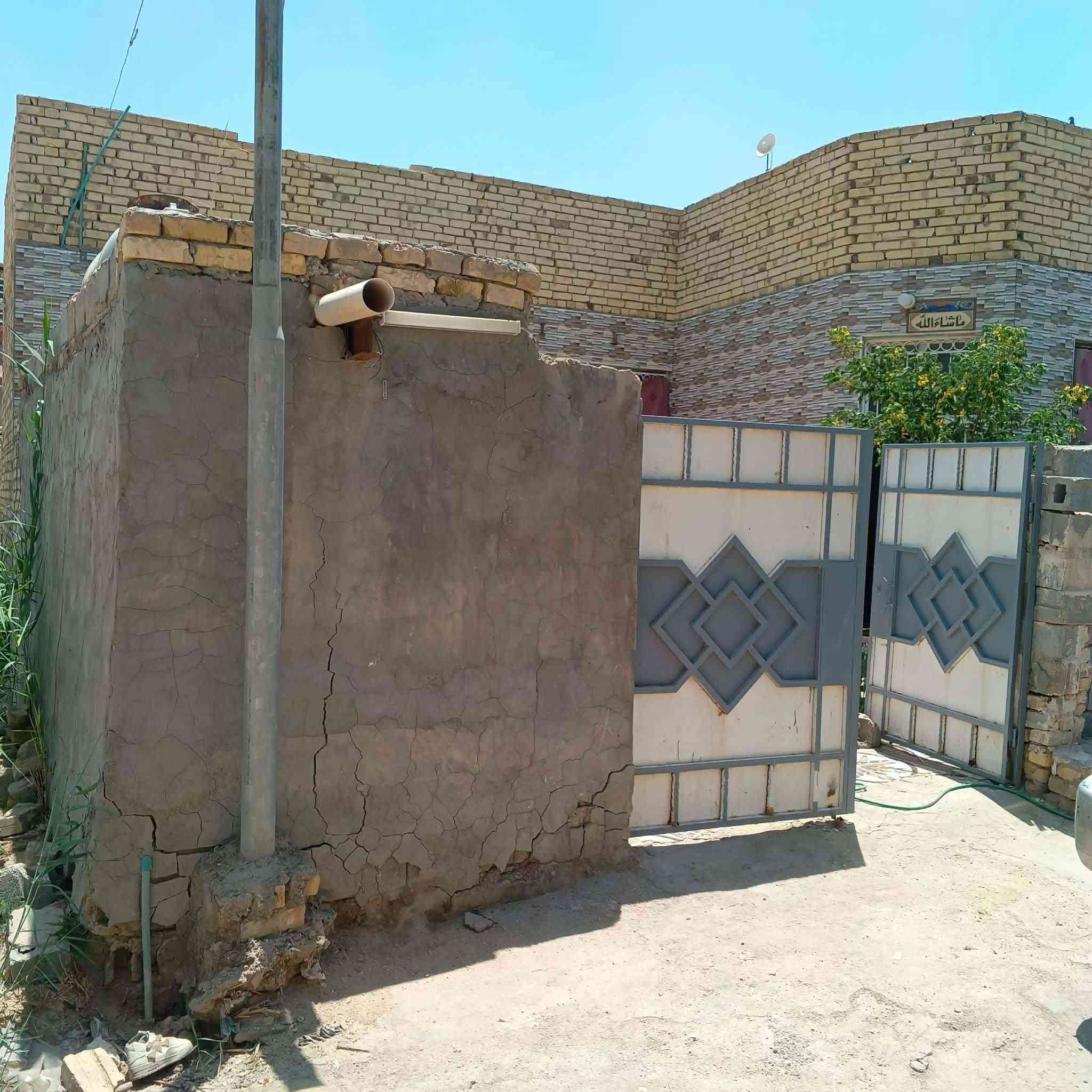 بيت للبيع مع قطعه ارض
البيت مساحه بنائه 210 والقطعه 100
يتكون من غرفتين نوم مع صاله كبيره  واستقبال كبير  ومجمع صحيات السعر 75 وبي مجال قليل للاستفسار الاتصال على الرقم ***********
